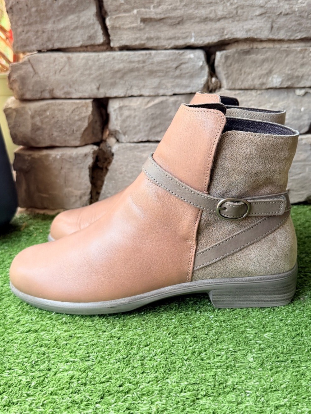 Naot Briza Soft Stone Speckled Beige Foggy Gray Women’s Ankle Boots